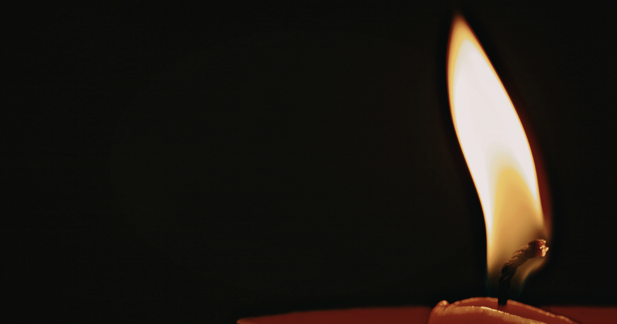 Digestão lenta e emagrecimento, chama sobre superfície clínica escura, representando o Agni ayurvédico